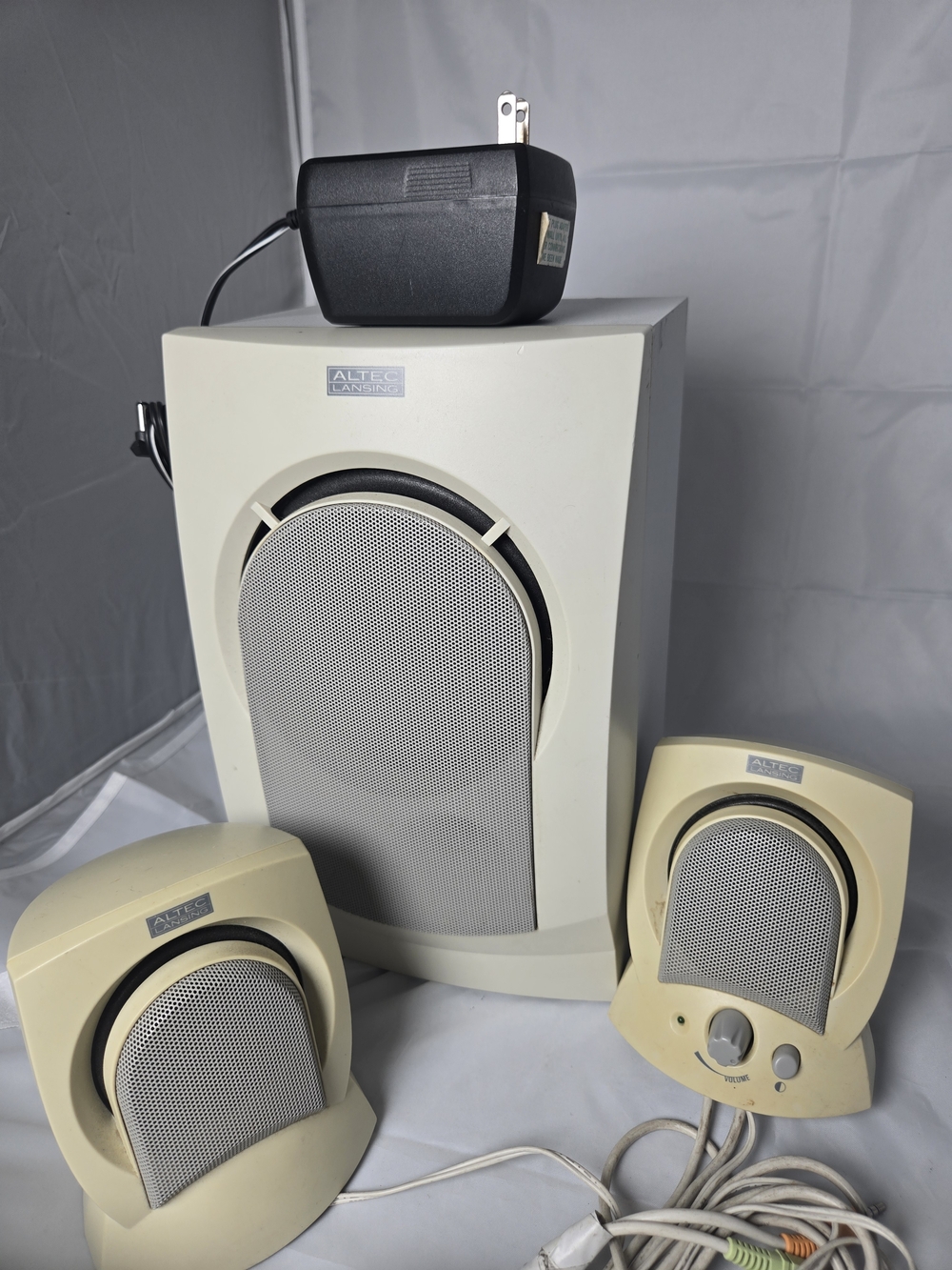 Vintage 2.1 Desktop Speaker System - Ivory